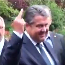 Sigmar Gabriel zeigt Stinkefinger